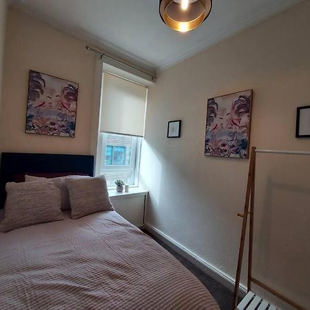 Lovely 2 Bedroom Apartment In The Centre Of Hawick Bagian luar foto