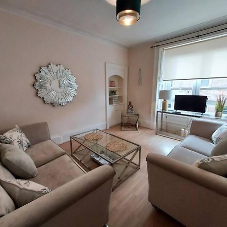 Lovely 2 Bedroom Apartment In The Centre Of Hawick Bagian luar foto