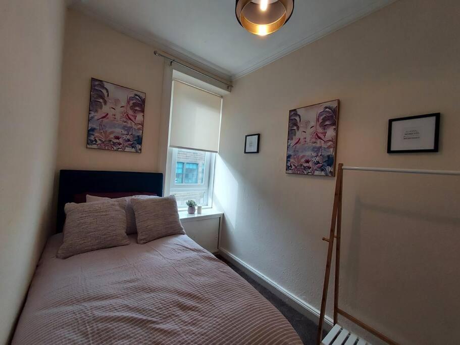 Lovely 2 Bedroom Apartment In The Centre Of Hawick Bagian luar foto