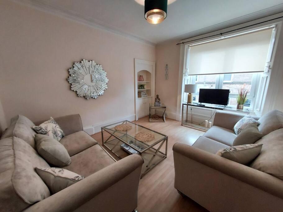 Lovely 2 Bedroom Apartment In The Centre Of Hawick Bagian luar foto