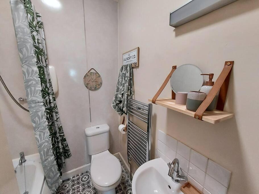 Lovely 2 Bedroom Apartment In The Centre Of Hawick Bagian luar foto